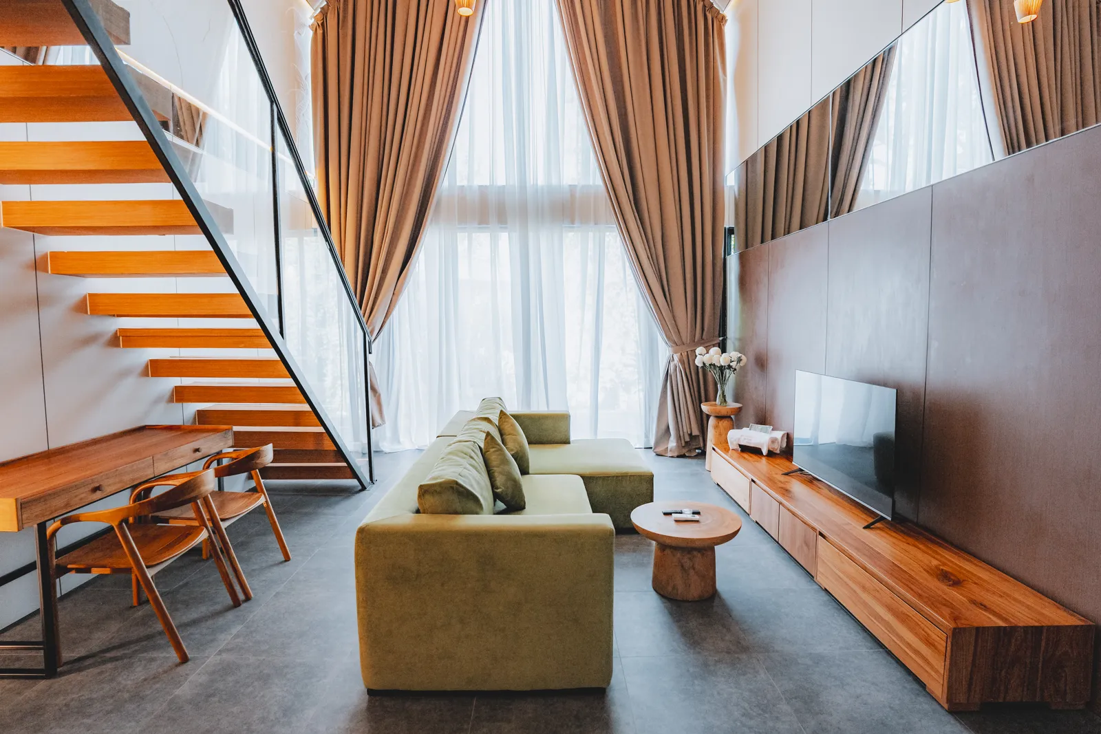 MoonRock Villas — гостиная со вторым светом