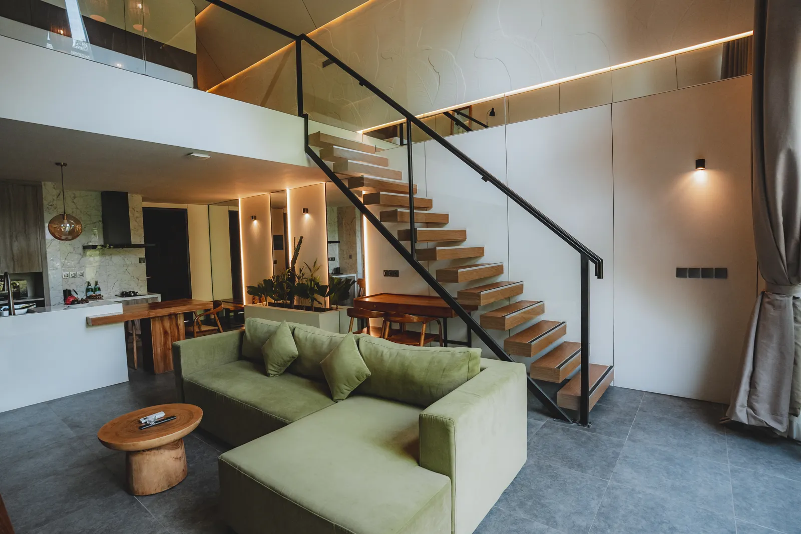 MoonRock Villas — гостиная, кухня и галерея второго этажа